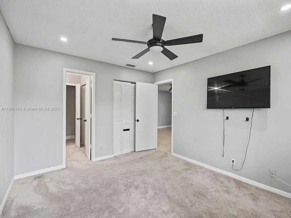 合同活跃: $210,000 (2 贝兹, 2 浴室, 1100 平方英尺)