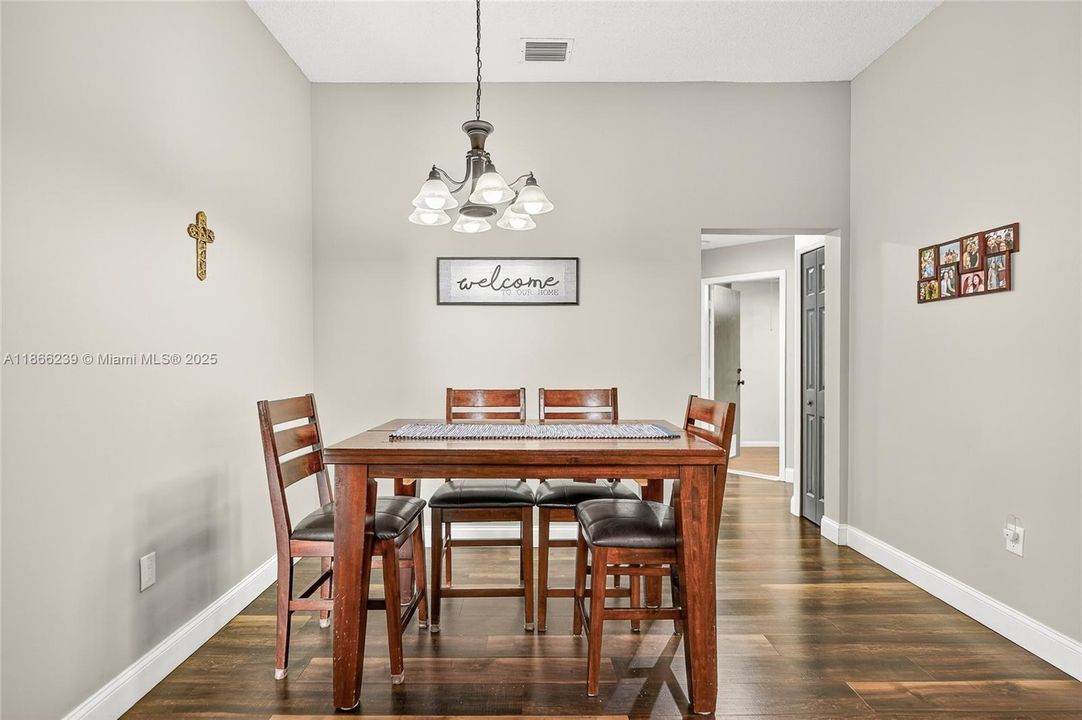 合同活跃: $660,000 (3 贝兹, 2 浴室, 1639 平方英尺)