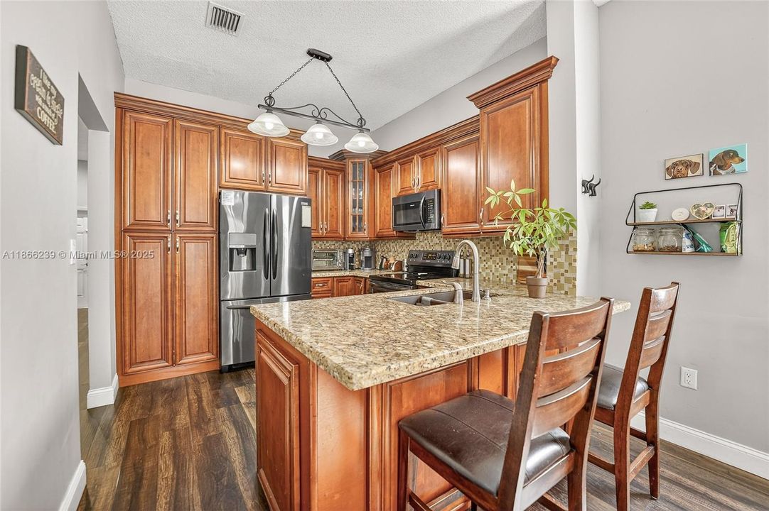 合同活跃: $660,000 (3 贝兹, 2 浴室, 1639 平方英尺)