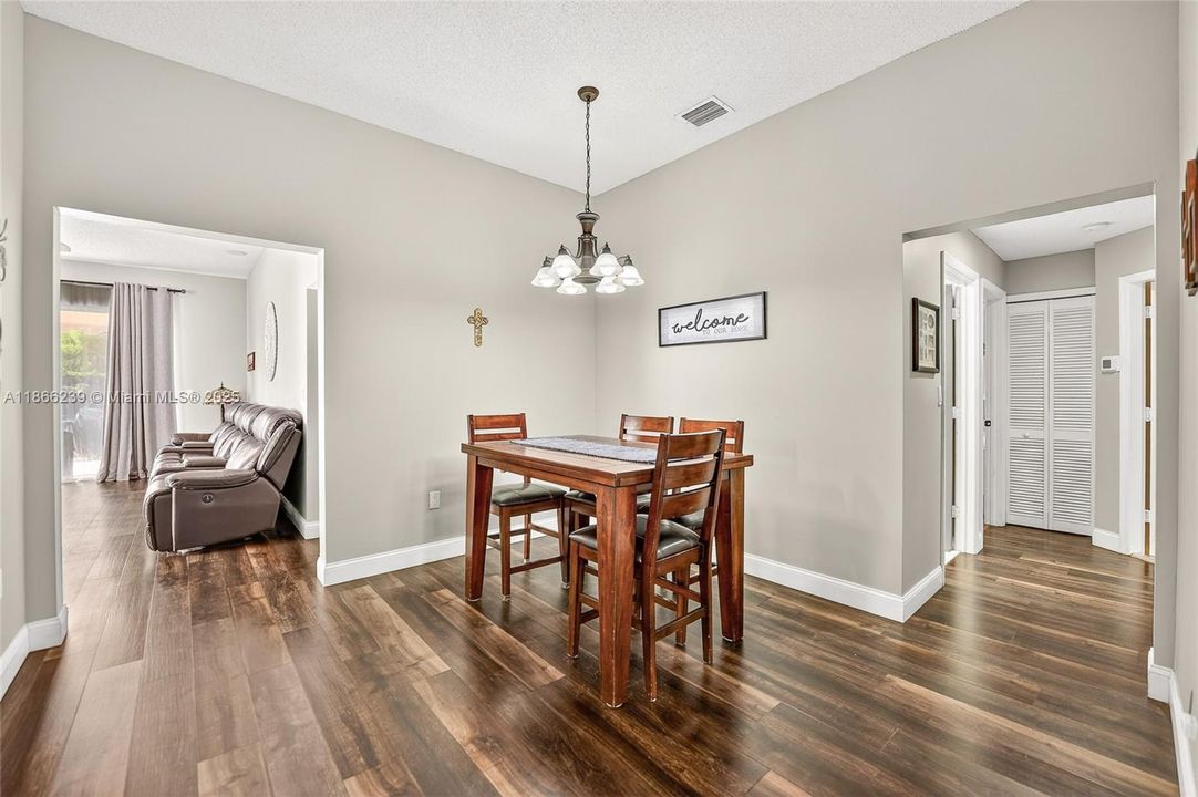 合同活跃: $660,000 (3 贝兹, 2 浴室, 1639 平方英尺)