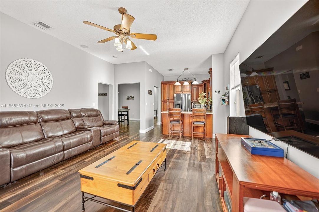 合同活跃: $660,000 (3 贝兹, 2 浴室, 1639 平方英尺)