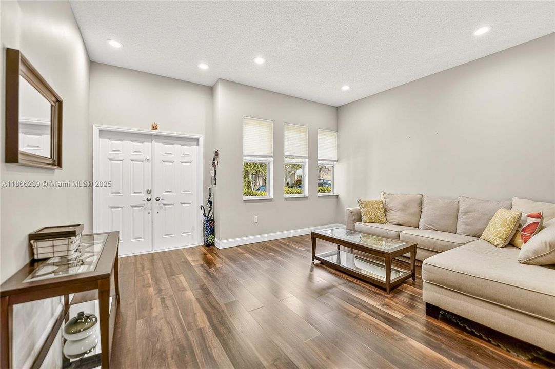 合同活跃: $660,000 (3 贝兹, 2 浴室, 1639 平方英尺)