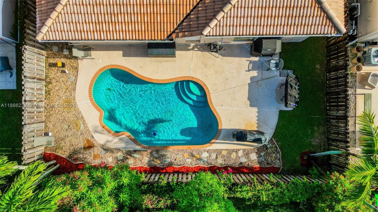 合同活跃: $660,000 (3 贝兹, 2 浴室, 1639 平方英尺)