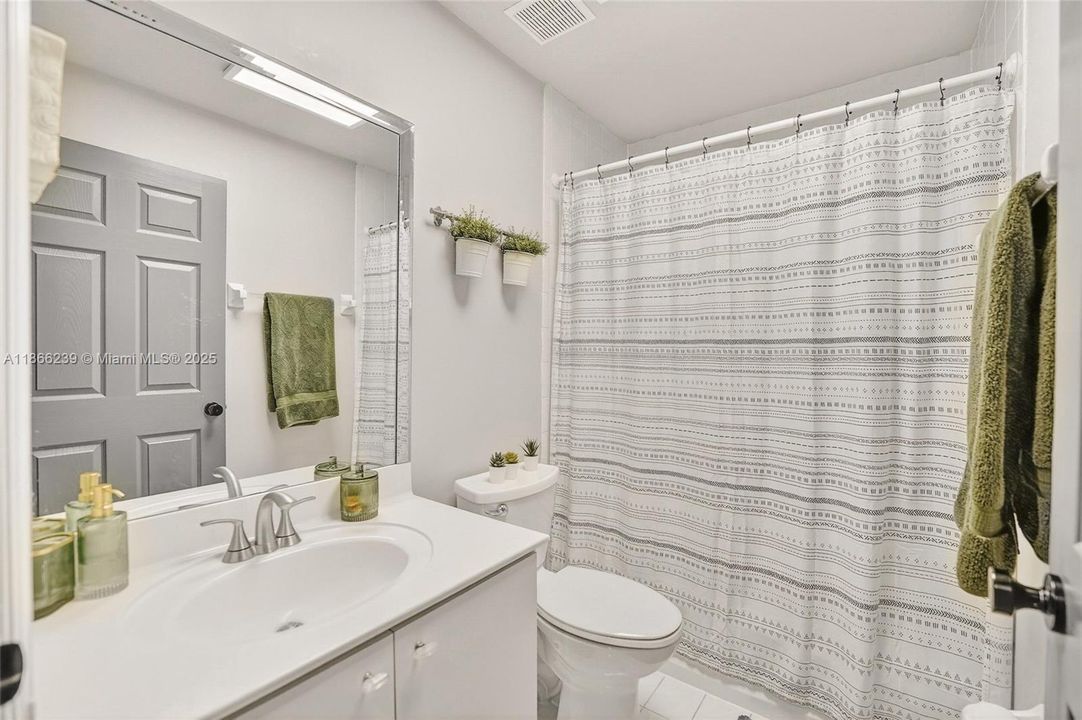 合同活跃: $660,000 (3 贝兹, 2 浴室, 1639 平方英尺)