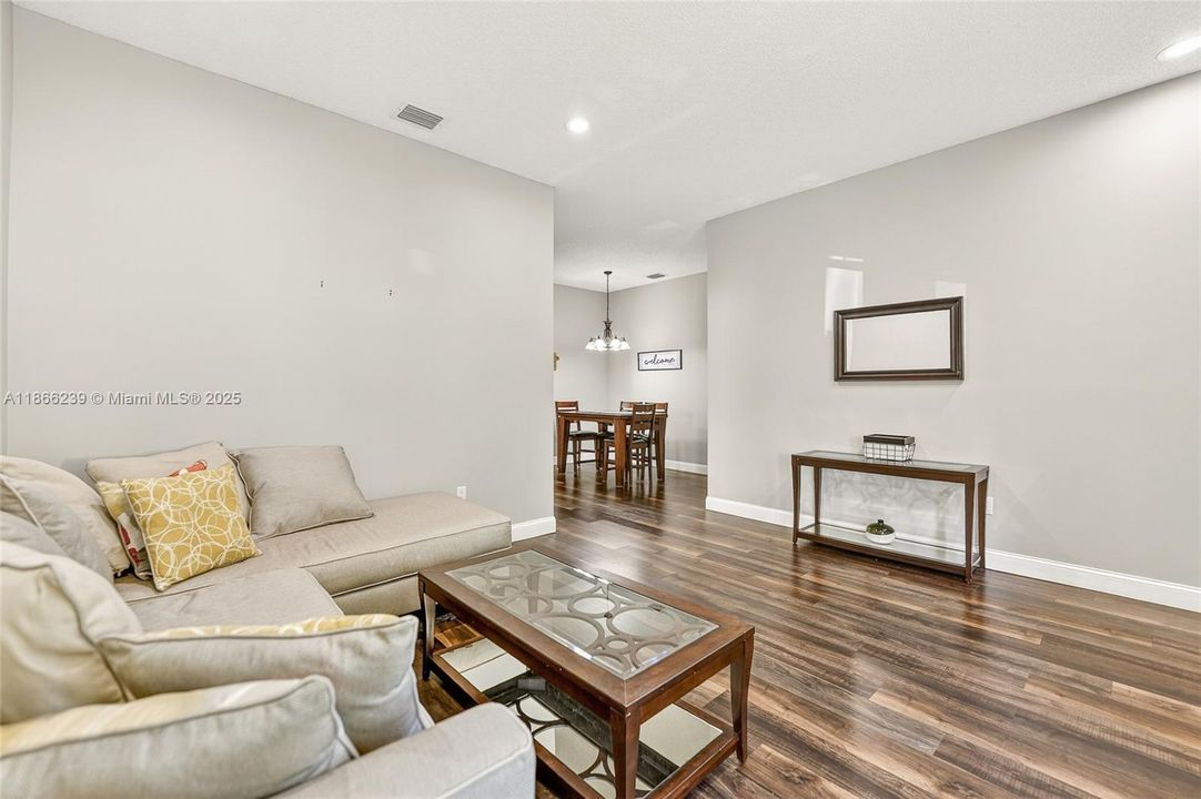 合同活跃: $660,000 (3 贝兹, 2 浴室, 1639 平方英尺)