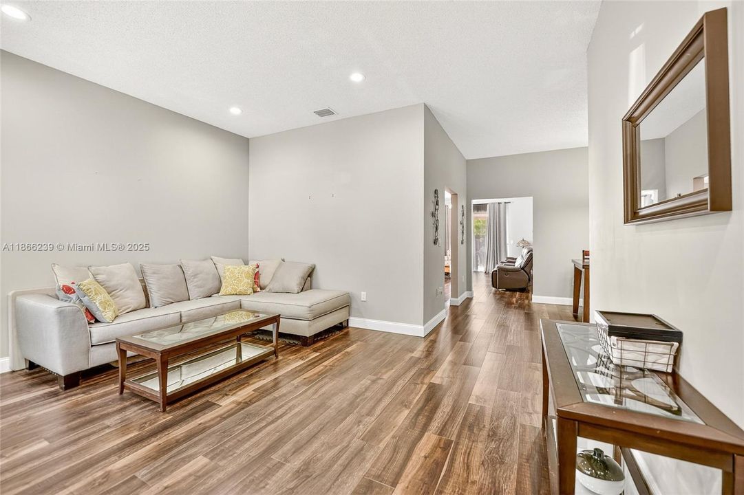 合同活跃: $660,000 (3 贝兹, 2 浴室, 1639 平方英尺)