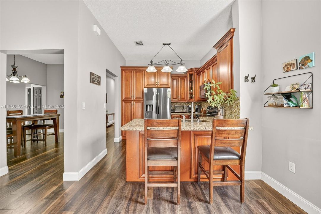 合同活跃: $660,000 (3 贝兹, 2 浴室, 1639 平方英尺)