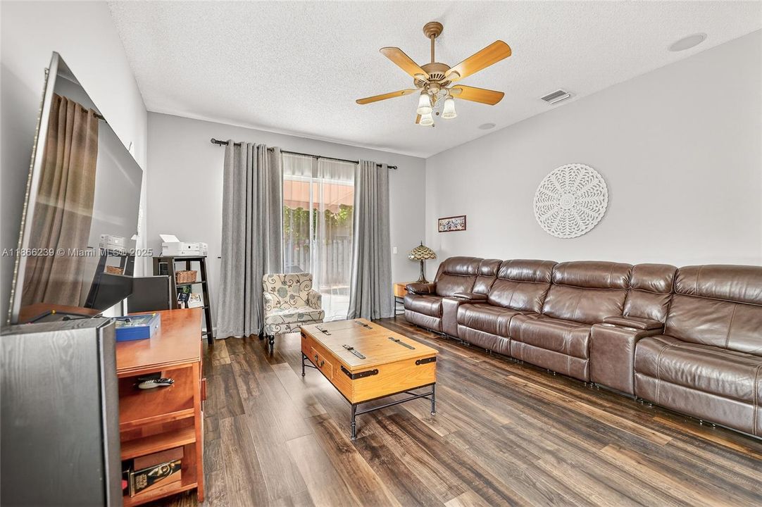 合同活跃: $660,000 (3 贝兹, 2 浴室, 1639 平方英尺)