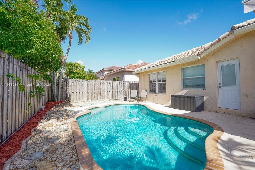 合同活跃: $660,000 (3 贝兹, 2 浴室, 1639 平方英尺)