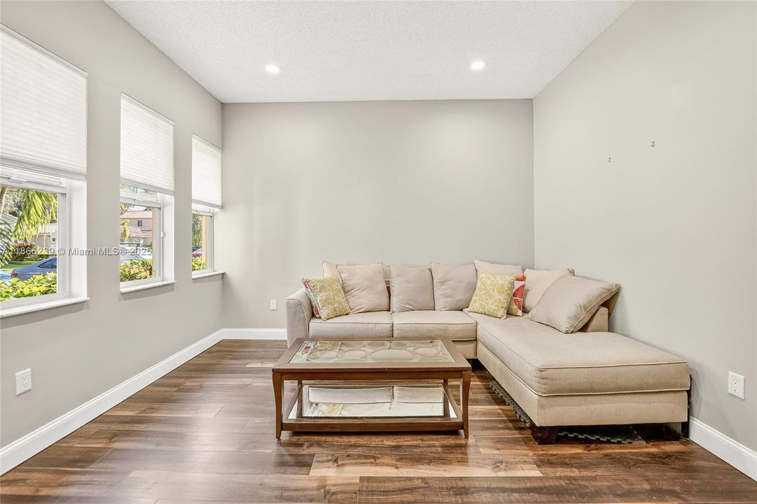 合同活跃: $660,000 (3 贝兹, 2 浴室, 1639 平方英尺)