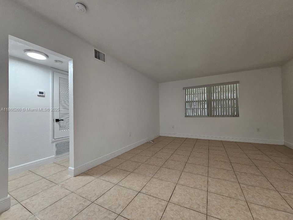 合同活跃: $1,775 (2 贝兹, 1 浴室, 801 平方英尺)