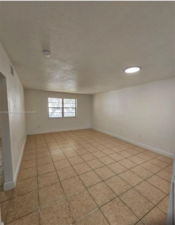 合同活跃: $1,775 (2 贝兹, 1 浴室, 801 平方英尺)