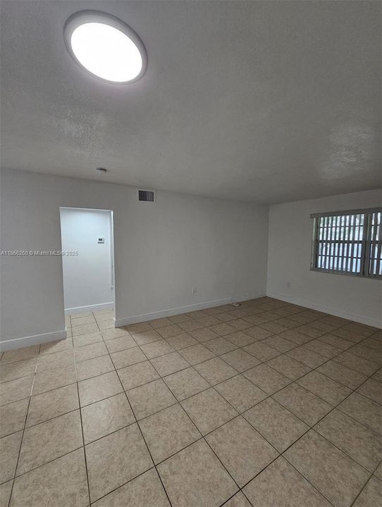 合同活跃: $1,775 (2 贝兹, 1 浴室, 801 平方英尺)