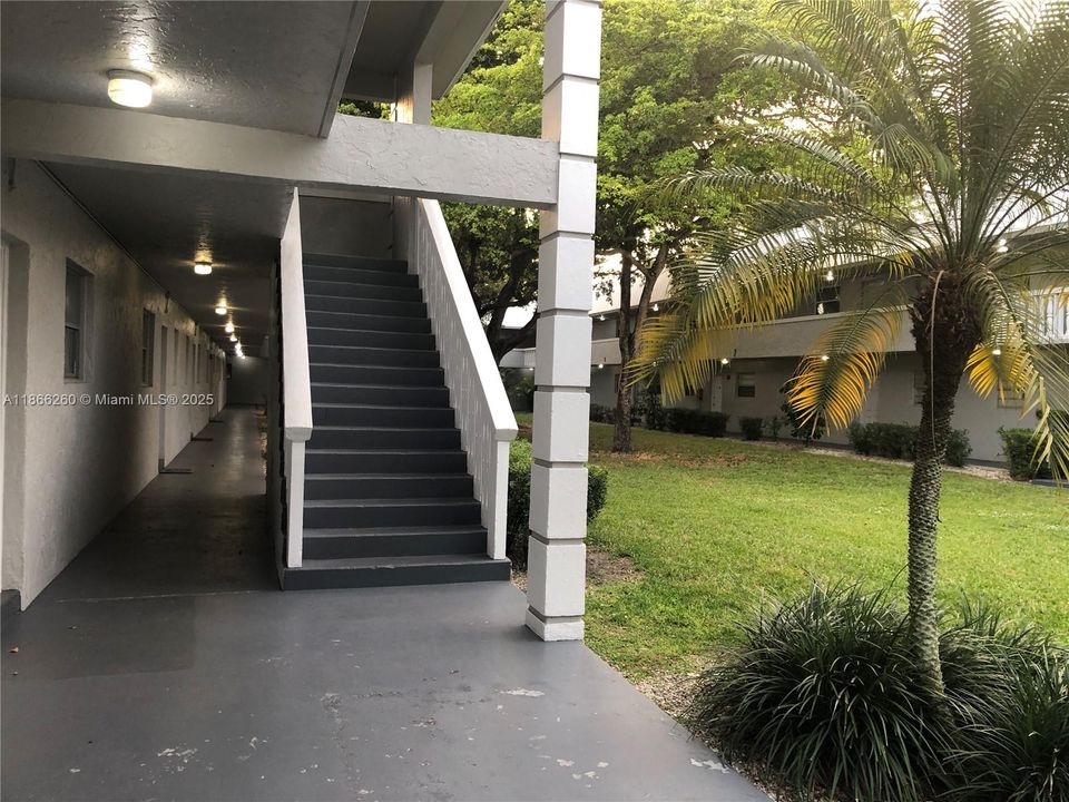 合同活跃: $1,775 (2 贝兹, 1 浴室, 801 平方英尺)