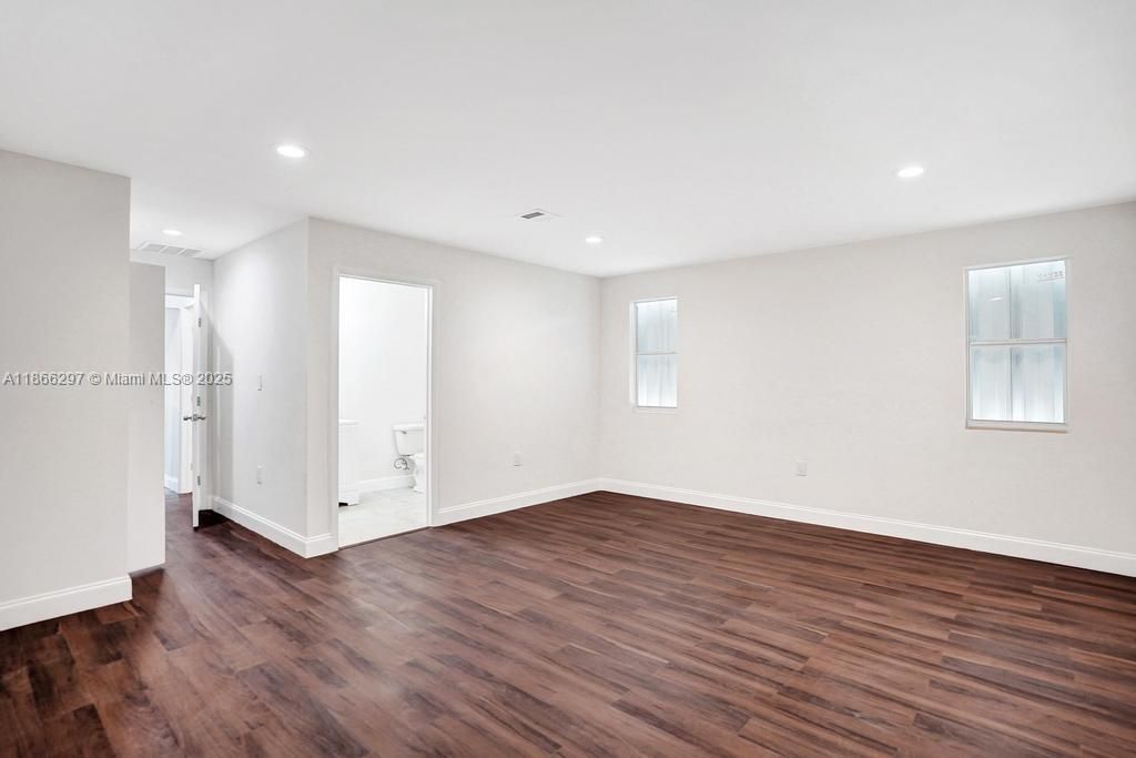 Active With Contract: $3,000 (3 beds, 2 baths, 1370 Square Feet)