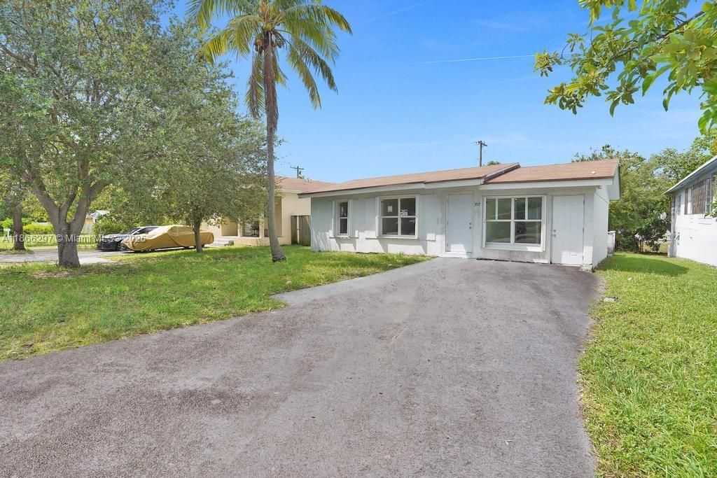 Active With Contract: $3,000 (3 beds, 2 baths, 1370 Square Feet)