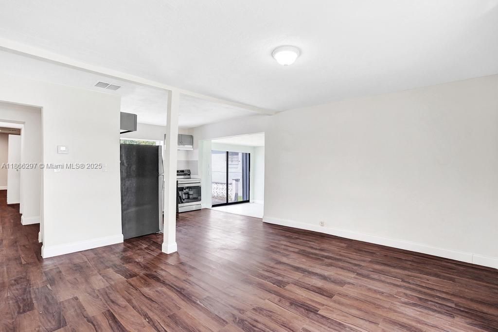 Active With Contract: $3,000 (3 beds, 2 baths, 1370 Square Feet)
