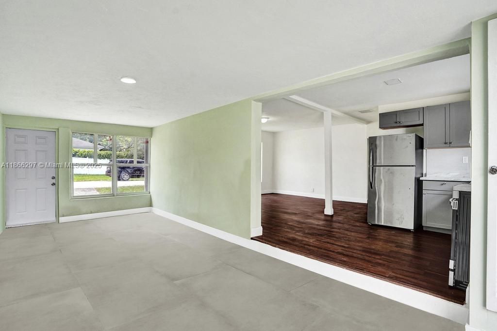 Active With Contract: $3,000 (3 beds, 2 baths, 1370 Square Feet)