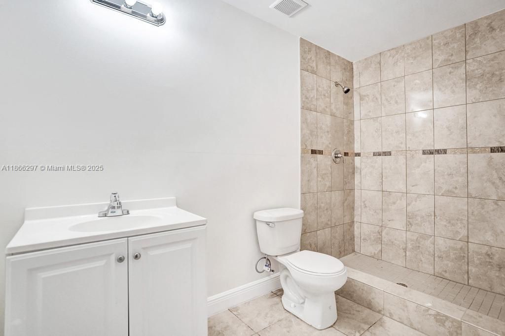 Active With Contract: $3,000 (3 beds, 2 baths, 1370 Square Feet)