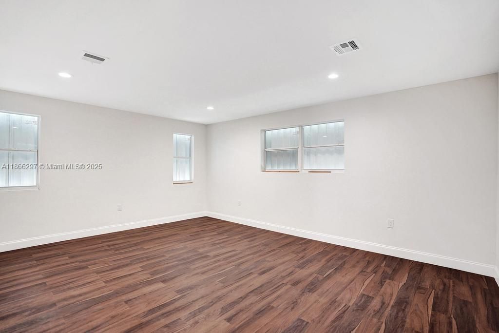 Active With Contract: $3,000 (3 beds, 2 baths, 1370 Square Feet)