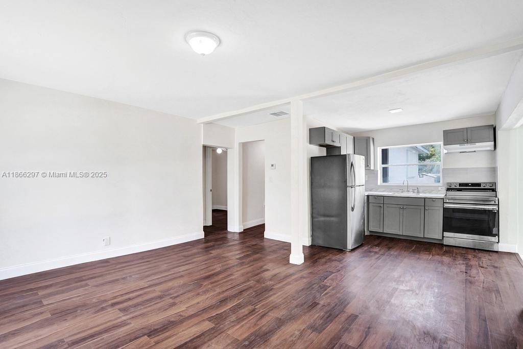 Active With Contract: $3,000 (3 beds, 2 baths, 1370 Square Feet)