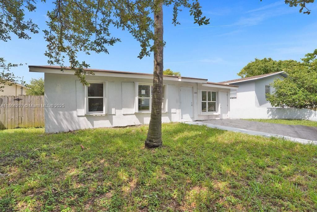 Active With Contract: $3,000 (3 beds, 2 baths, 1370 Square Feet)