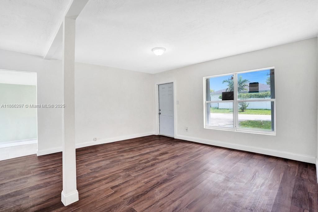 Active With Contract: $3,000 (3 beds, 2 baths, 1370 Square Feet)