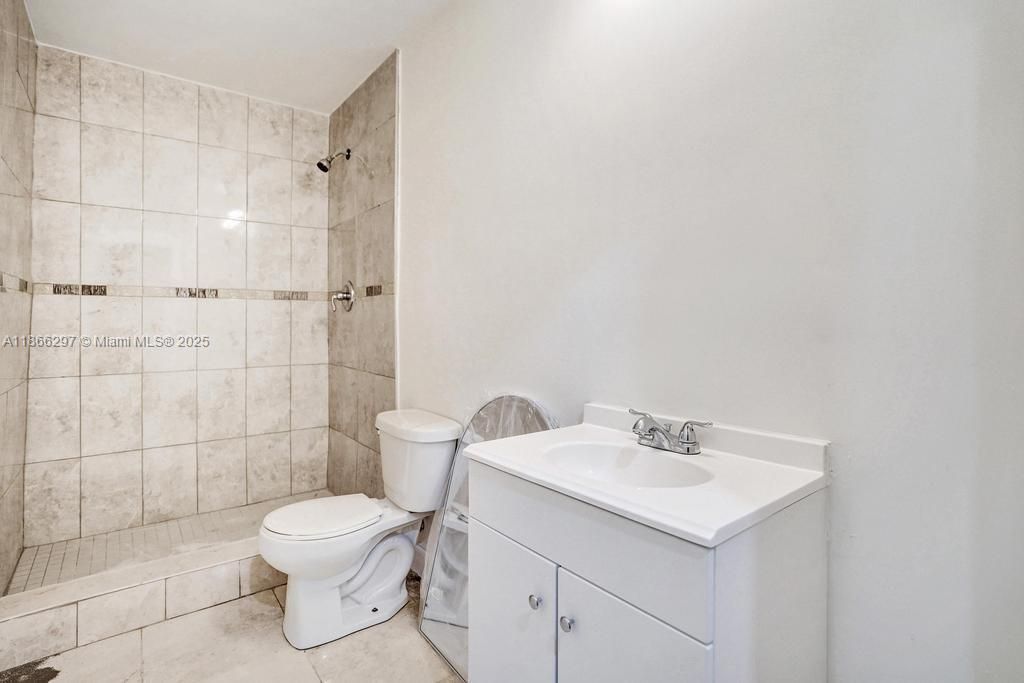 Active With Contract: $3,000 (3 beds, 2 baths, 1370 Square Feet)
