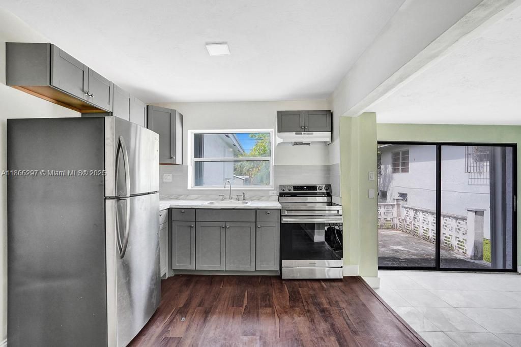 Active With Contract: $3,000 (3 beds, 2 baths, 1370 Square Feet)