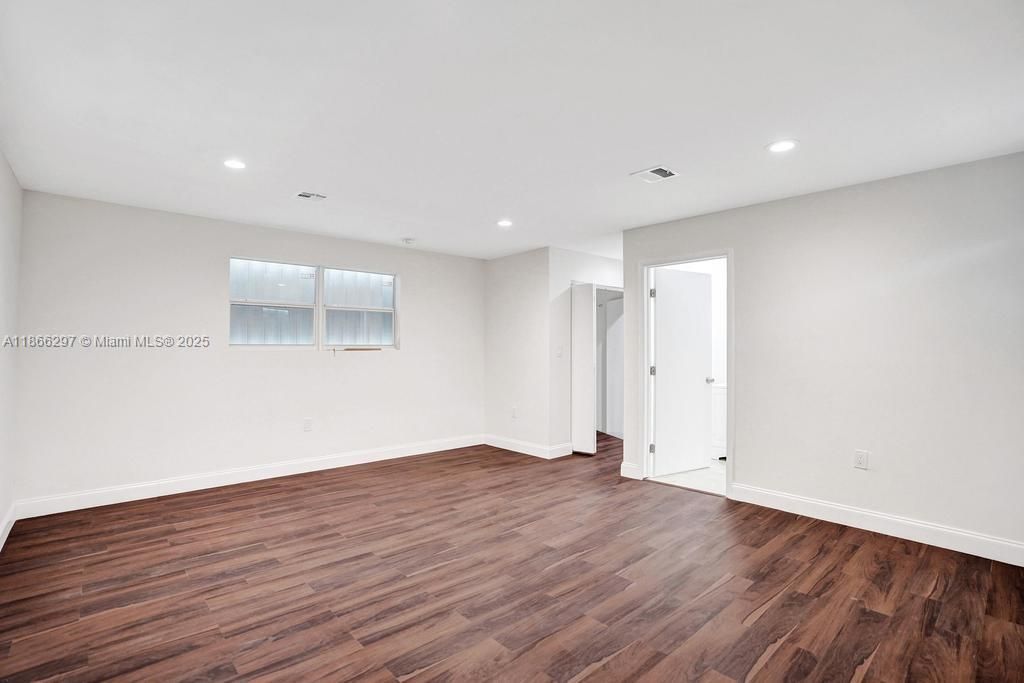 Active With Contract: $3,000 (3 beds, 2 baths, 1370 Square Feet)