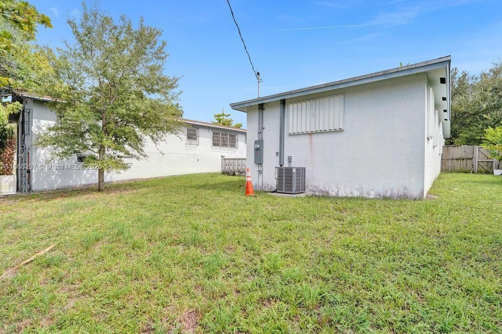 Active With Contract: $3,000 (3 beds, 2 baths, 1370 Square Feet)