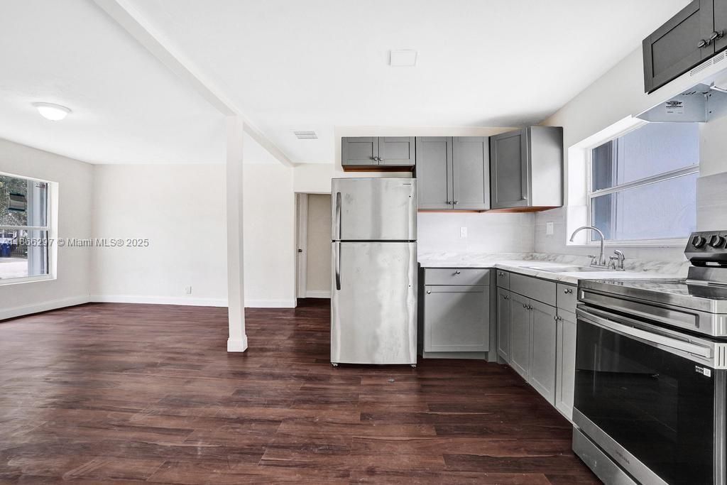 Active With Contract: $3,000 (3 beds, 2 baths, 1370 Square Feet)