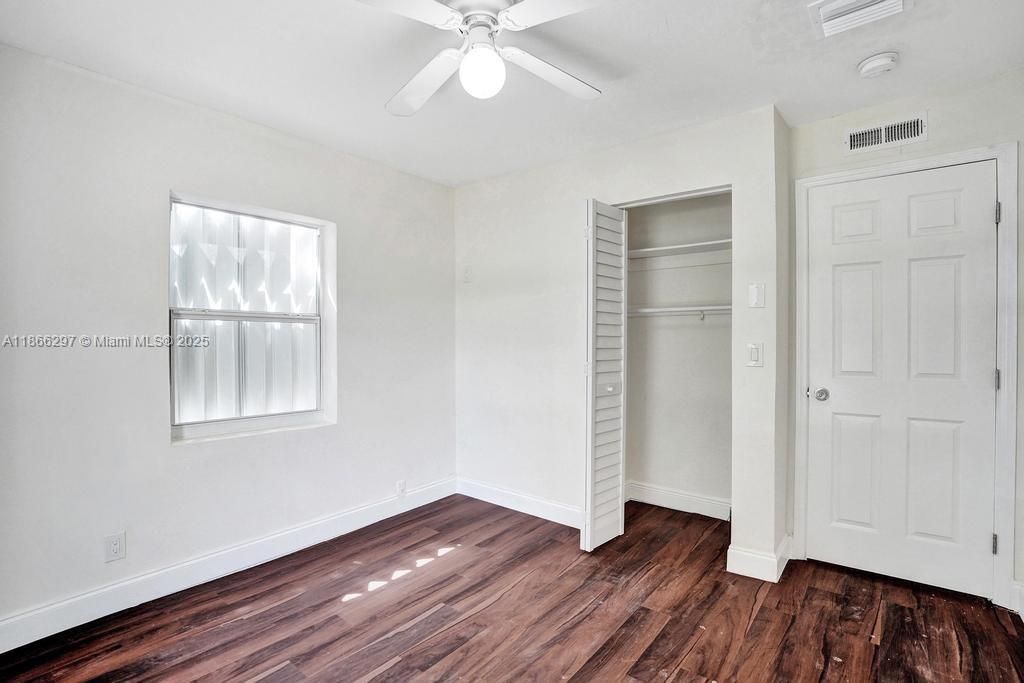 Active With Contract: $3,000 (3 beds, 2 baths, 1370 Square Feet)