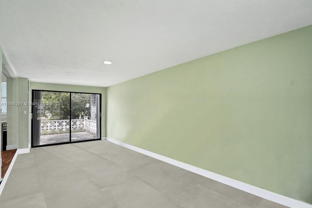 Active With Contract: $3,000 (3 beds, 2 baths, 1370 Square Feet)