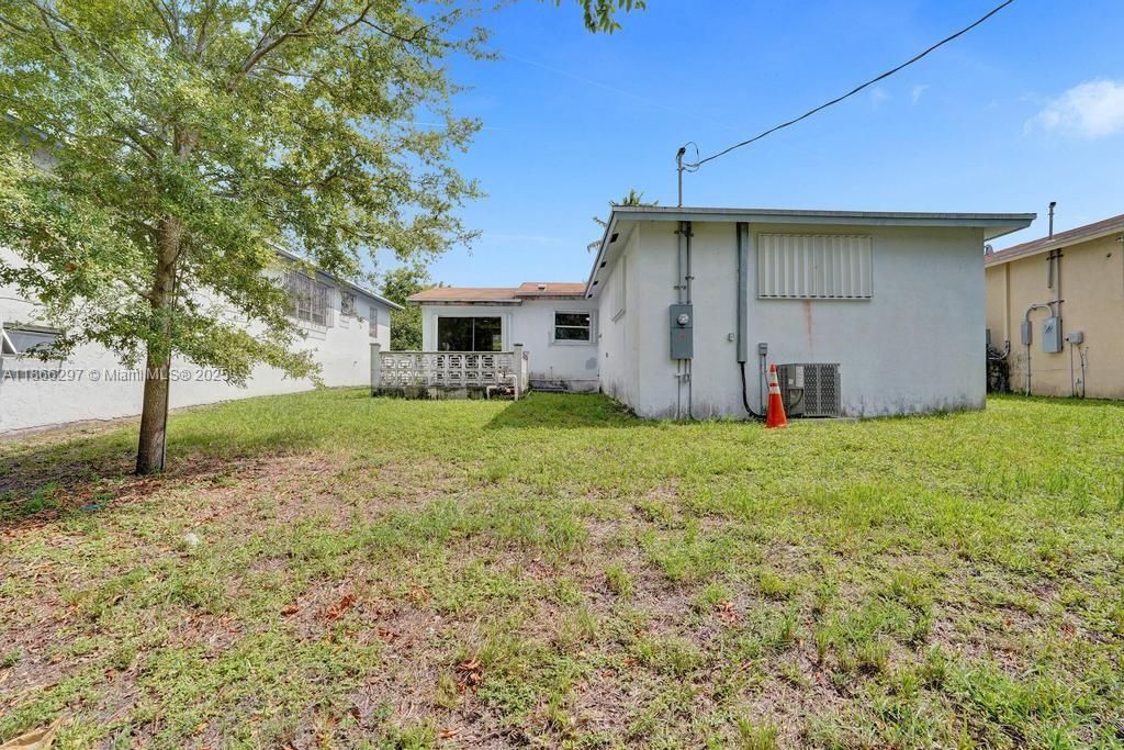 Active With Contract: $3,000 (3 beds, 2 baths, 1370 Square Feet)