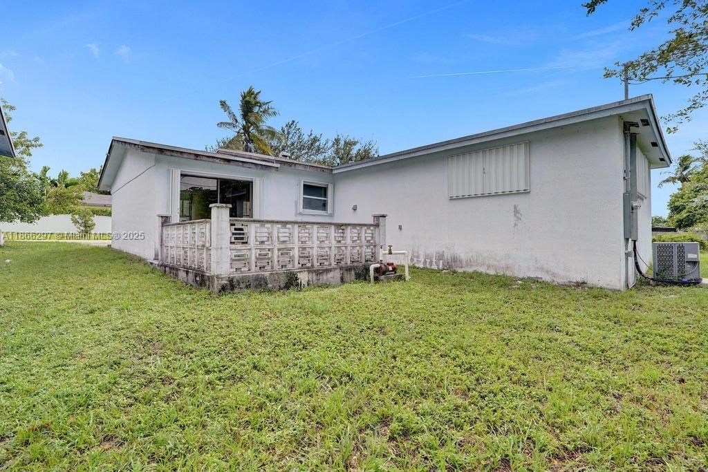 Active With Contract: $3,000 (3 beds, 2 baths, 1370 Square Feet)