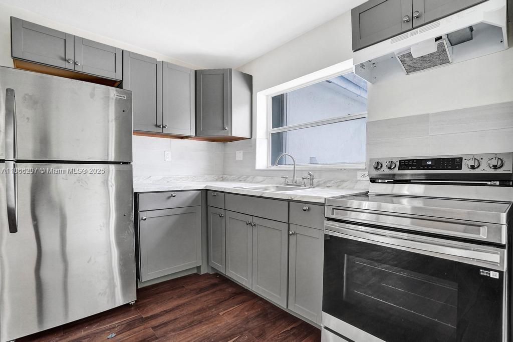 Active With Contract: $3,000 (3 beds, 2 baths, 1370 Square Feet)