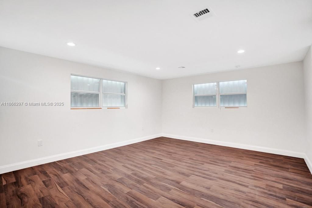 Active With Contract: $3,000 (3 beds, 2 baths, 1370 Square Feet)