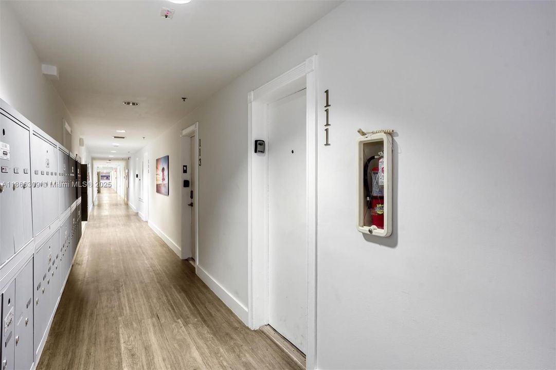 For Sale: $325,000 (1 beds, 1 baths, 410 Square Feet)