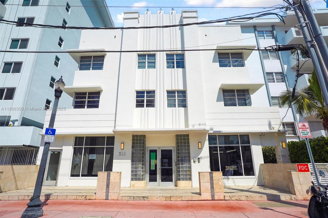 For Sale: $325,000 (1 beds, 1 baths, 410 Square Feet)