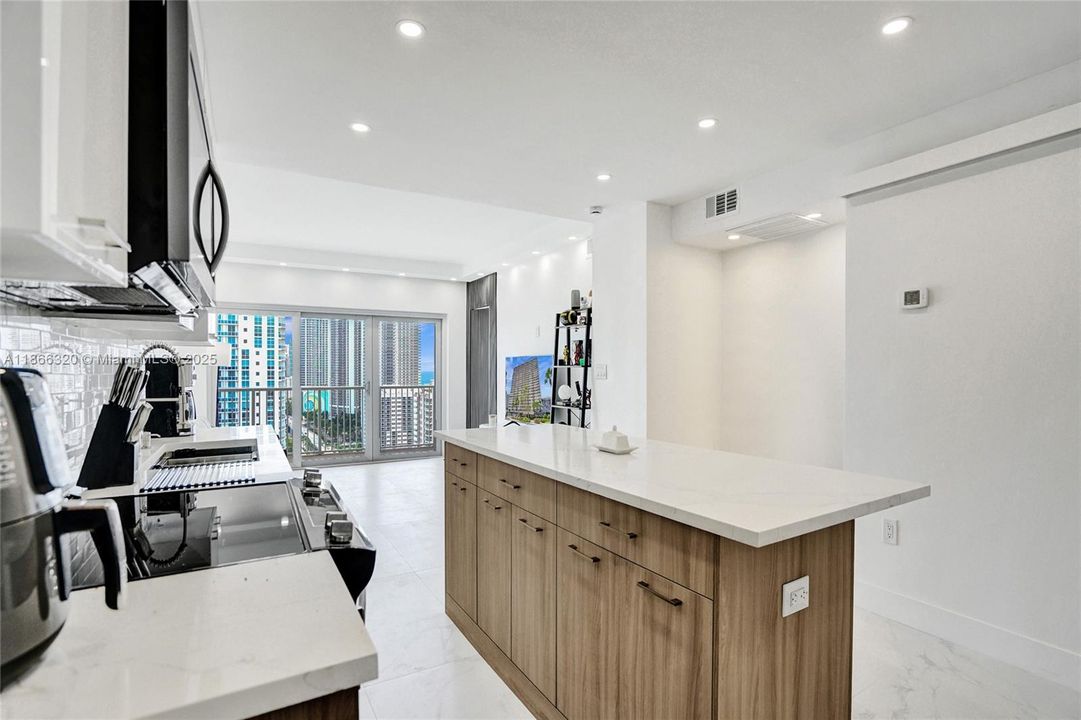 For Sale: $545,000 (1 beds, 1 baths, 870 Square Feet)