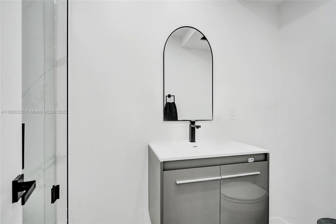 For Sale: $545,000 (1 beds, 1 baths, 870 Square Feet)