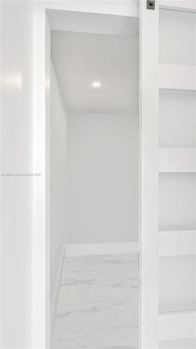 For Sale: $545,000 (1 beds, 1 baths, 870 Square Feet)