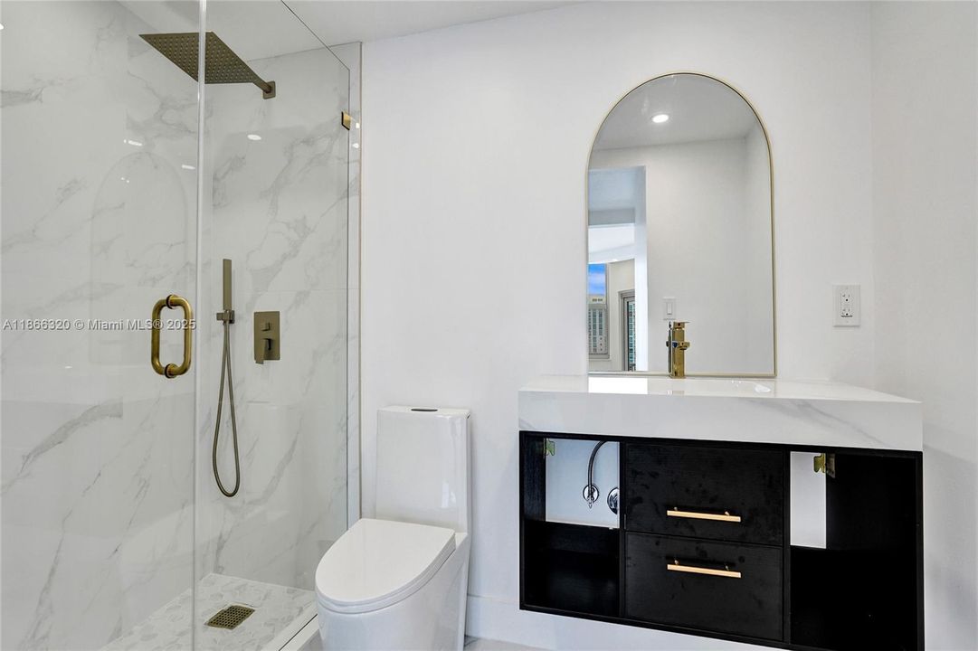 For Sale: $545,000 (1 beds, 1 baths, 870 Square Feet)