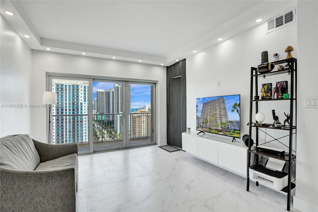 For Sale: $545,000 (1 beds, 1 baths, 870 Square Feet)