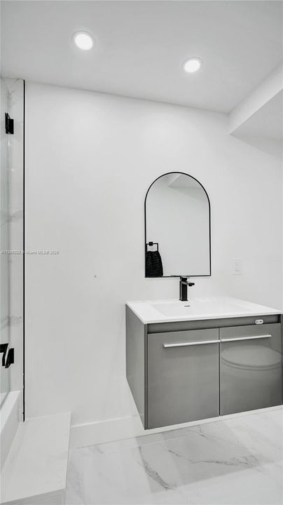 For Sale: $545,000 (1 beds, 1 baths, 870 Square Feet)