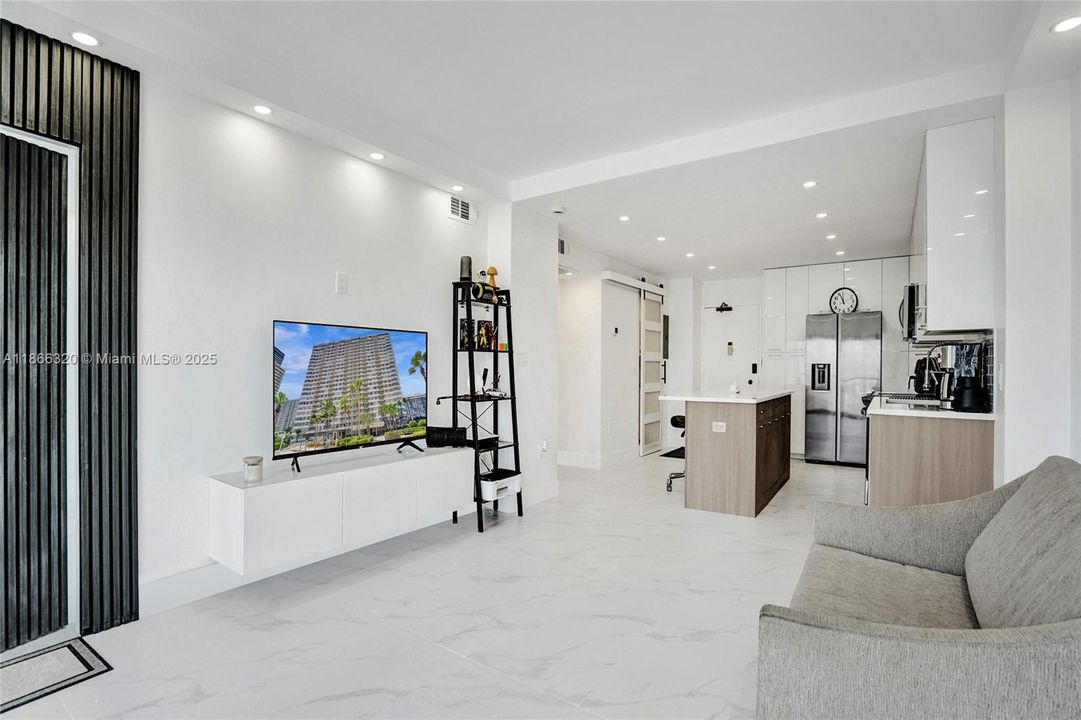 For Sale: $545,000 (1 beds, 1 baths, 870 Square Feet)