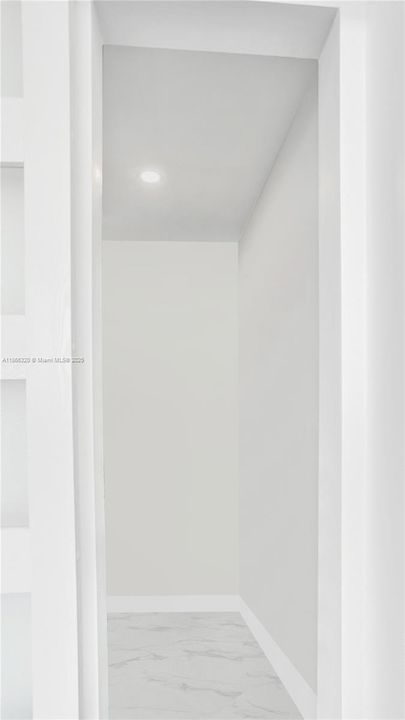 For Sale: $545,000 (1 beds, 1 baths, 870 Square Feet)