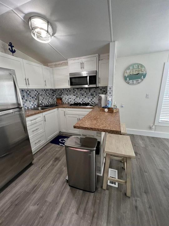 For Sale: $495,000 (2 beds, 1 baths, 708 Square Feet)