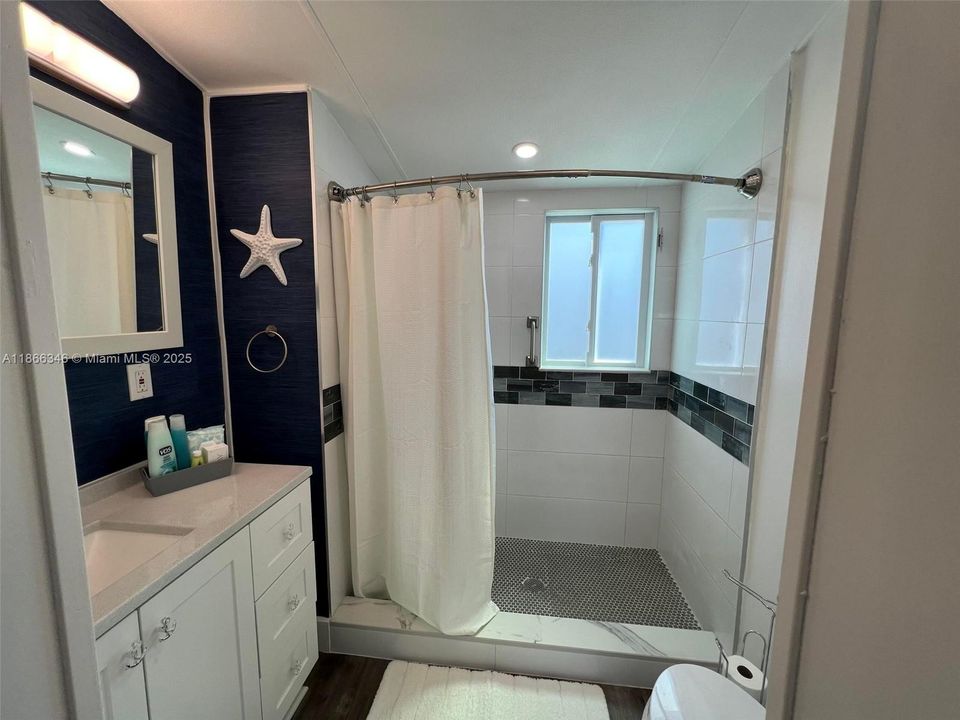 For Sale: $495,000 (2 beds, 1 baths, 708 Square Feet)